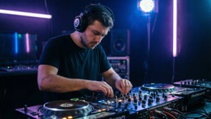 DJ在黑暗的俱樂部中，於霓虹燈光下在唱盤上混音音樂。 — Dj 壁紙