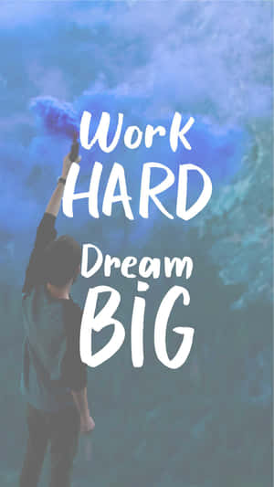人物手持藍色煙霧彈，帶有 'Work Hard Dream Big' 文字覆蓋。 — 語錄 壁紙