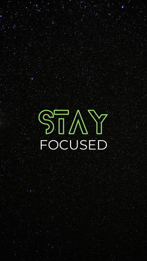 星空夜空背景，帶有綠色霓虹燈文字寫著 stay focused。