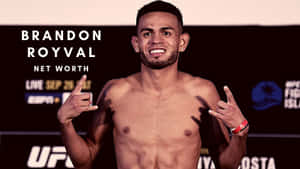 UFC拳手Brandon Royval在稱重時微笑並做出搖滾手勢。