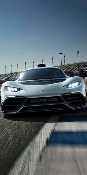 銀色 Mercedes-AMG 賽車在賽道上疾馳，帶有動態模糊效果。