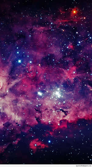 色彩繽紛的宇宙星雲，在深邃的太空中閃爍著星星和旋轉的雲層。