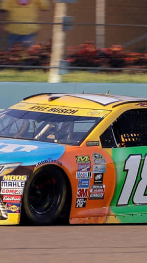 凱爾·布施色彩繽紛的NASCAR賽車在賽道上疾馳。