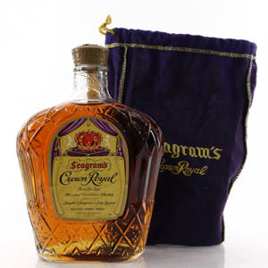 Seagram's Crown Royal威士忌瓶配紫色天鵝絨袋，白色背景 — 安卓 壁紙