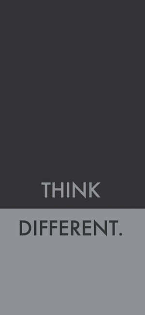 在雙色調灰色背景上的粗體文字THINK DIFFERENT。