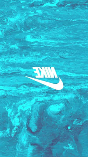 白色Nike標誌在漩渦綠松石色水背景上。