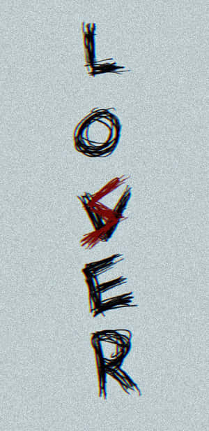 垂直塗鴉文字在灰色牆上以黑色和紅色拼出lover。