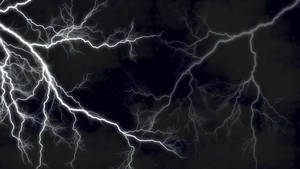 明亮的閃電照亮了黑暗的暴風雨天空。