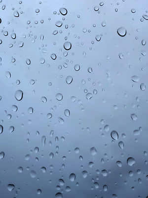 玻璃上的雨滴與灰色天空背景 — iPad Air 13 壁紙