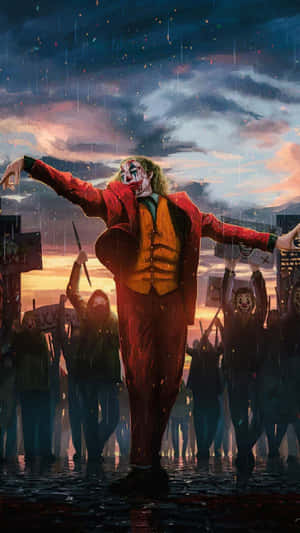 穿紅色西裝的小丑在雨中與歡呼的群眾一起站在暮色中。 — 小丑 壁紙