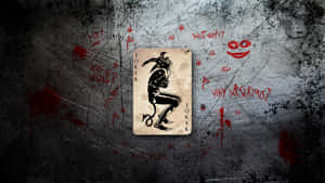 一張小丑牌，上面有魔鬼人物，背景是佈滿塗鴉的牆壁，帶有紅色濺痕。