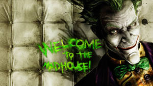 小丑在寫著 welcome to the madhouse 的綠色塗鴉旁邊威脅性地微笑