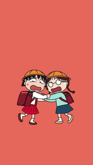 兩個動漫女學生喺珊瑚色背景前玩拉扯手臂嘅遊戲。