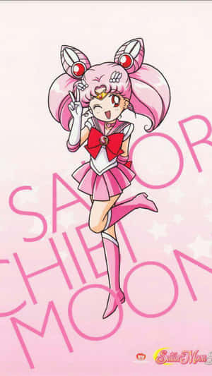 身穿粉紅色制服的動畫角色 Sailor Chibi Moon 比出和平手勢擺姿勢。