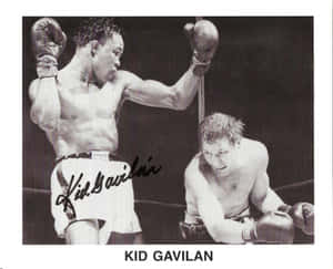 拳擊手Kid Gavilan在復古拳擊比賽中擊中一拳。
