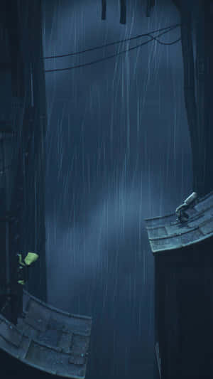 一個穿著黃色雨衣的人，在夜晚的雨中城市小巷裡行走。