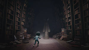 一個小孩在充滿書籍的黑暗圖書館中逃離一個鬼影。