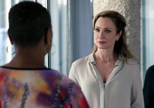 兩位女性在現代辦公室環境中進行嚴肅對話。 — Netflix GIF 壁紙