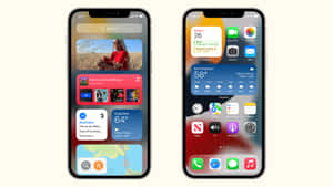 兩部iPhone顯示帶有小工具和應用程式圖示的iOS主畫面。