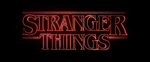 黑色背景上顯示 Stranger Things 的紅色霓虹文字