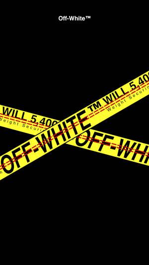 黃色 Off-White 安全膠帶在黑色背景上對角交叉。