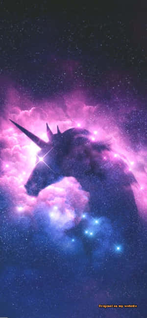 在充滿活力的宇宙星雲中，獨角獸剪影與星星。