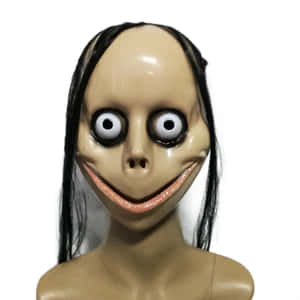 一個可怕乳膠面具，有著突出的眼睛和寬闊的笑容。