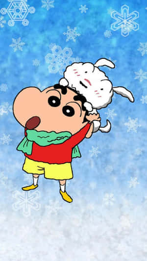 蠟筆小新在雪白的冬日場景中抱著一隻羊。
