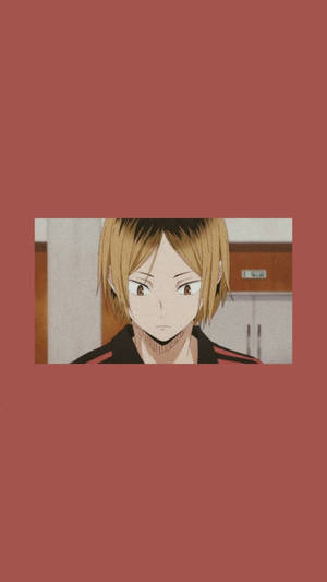 動漫男孩，金髮，表情專注，在紅色調的房間裡。