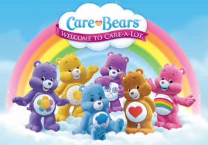 六隻快樂的Care Bears在彩虹下的雲朵上，附有歡迎標誌。