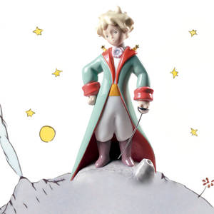 小王子瓷器公仔喺岩石頂峰揸住劍，有星星同星球