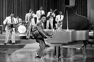 Little Richard 在舞台上表演，他的樂隊正在演奏樂器。 — 黑白 壁紙