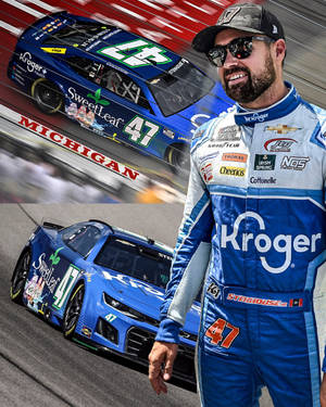 NASCAR車手身穿藍色賽車服，站在密歇根賽道上他的藍色#47賽車旁。
