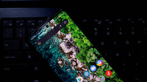 深色鍵盤上的海岸壁紙智能手機 — Xiaomi 壁紙