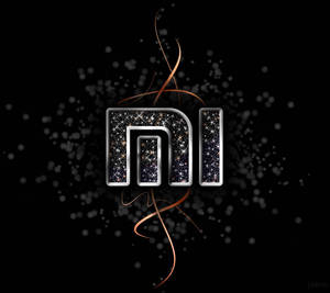黑色背景上帶有閃粉和銅色漩渦的閃亮 'mi' 標誌。
