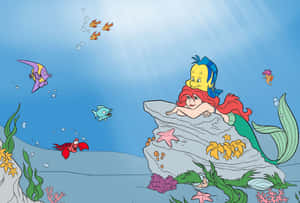 艾莉奧和小比目魚在水下岩石上休息，周圍有魚和珊瑚。