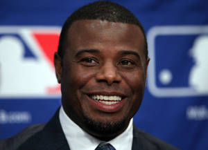 男子穿西裝在 MLB 記者會微笑 — 小肯·葛瑞菲 壁紙