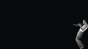 男人在舞台上吹奏小號的黑白影像