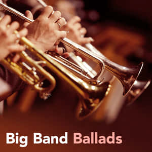 特寫鏡頭：在爵士樂隊中演奏小號的音樂家，帶有文字 Big Band Ballads。 — 音樂美學 壁紙