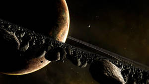 一顆帶有光環和衛星的行星，在太空中被小行星環繞。