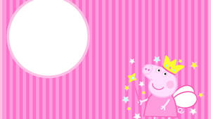 Peppa Pig 裝扮成仙女，手持魔杖和皇冠，在粉紅色條紋背景中周圍環繞著星星。