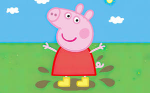 Peppa Pig 着住黃色雨靴，企喺陽光普照嘅藍天下嘅綠色草地上嘅泥氹入面。