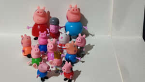 白色背景上各種服裝的Peppa Pig玩具角色收藏。