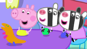 Peppa Pig 同兩隻斑馬喺紫色枱邊玩玩具。