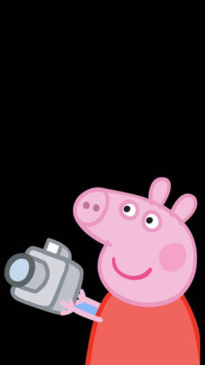 Peppa Pig 喺黑色背景前揸住相機。