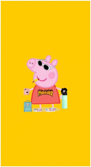 Peppa Pig 戴住太陽眼鏡同Thrasher衫，喺黃色背景上帶住相機、水樽同背囊。 — 卡通 壁紙