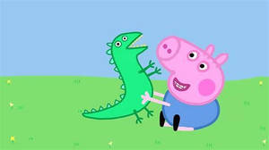 Peppa Pig 喺藍天下嘅草地上揸住綠色恐龍玩具 — 美學 壁紙