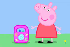 Peppa Pig 喺草地上對住粉紅色喇叭微笑。