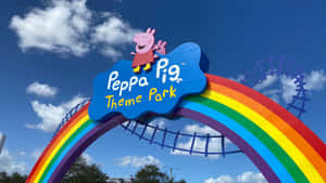 Peppa Pig 主題公園入口，彩虹拱門和背景中的過山車。