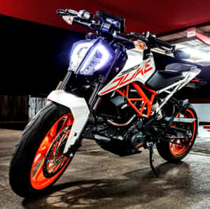一輛帶有橙色車輪和白色車身的KTM 390 Duke電單車停在車庫中。